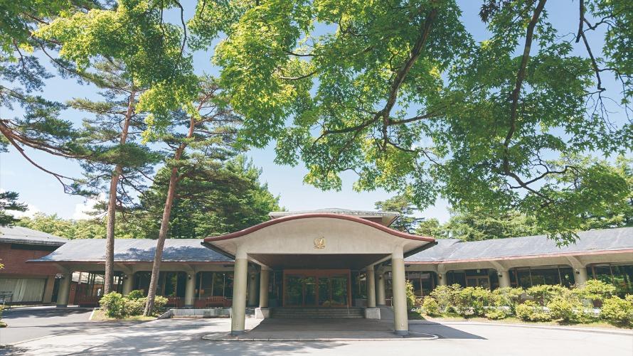 美しく、静寂な軽井沢の森に抱かれ佇む。こだわりの客室と温泉やスパトリートメントの上質なリラクゼーションでおくつろぎください。