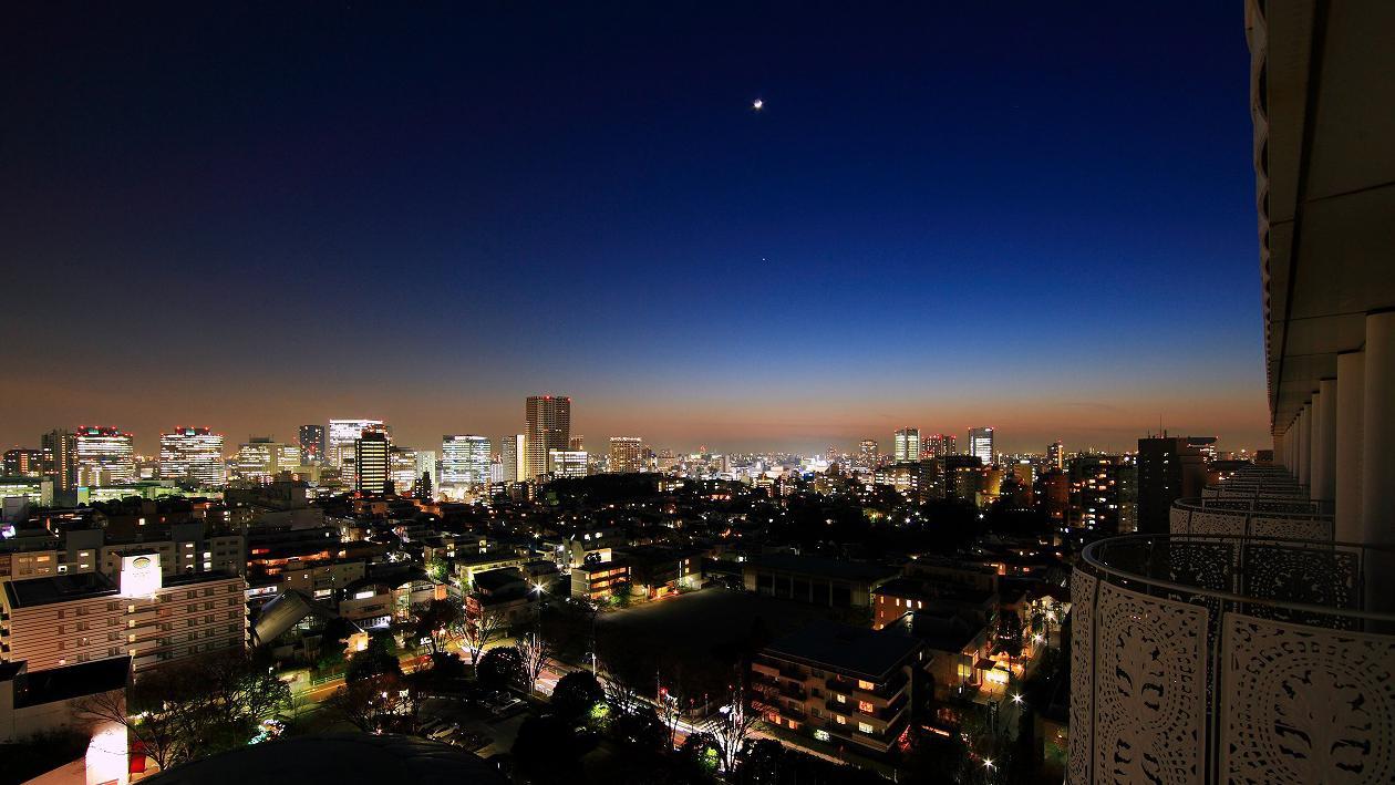客室バルコニーから眺める夜景。