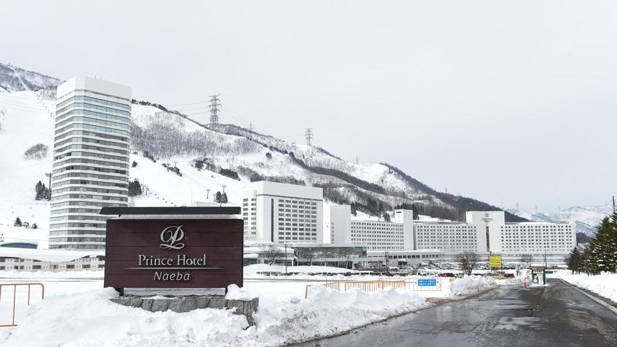ホテル駐車場入り口からホテルを見た景色。