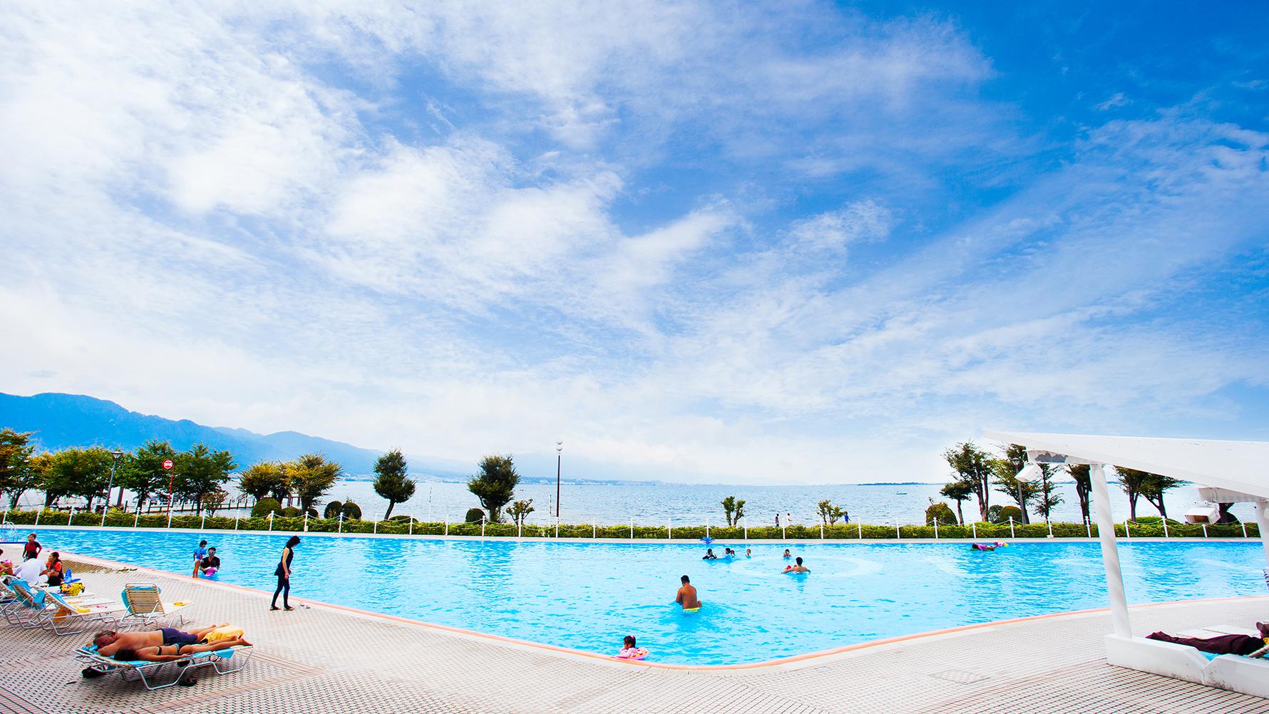 全長約90ｍのスイミングプールで夏を満喫
