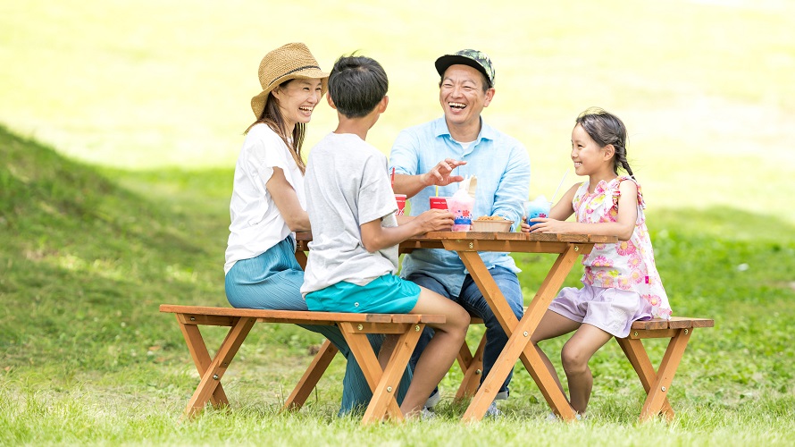 家族4人がゲレンデで団らんしている様子。
