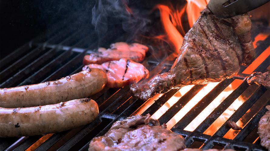 お肉を焼いている