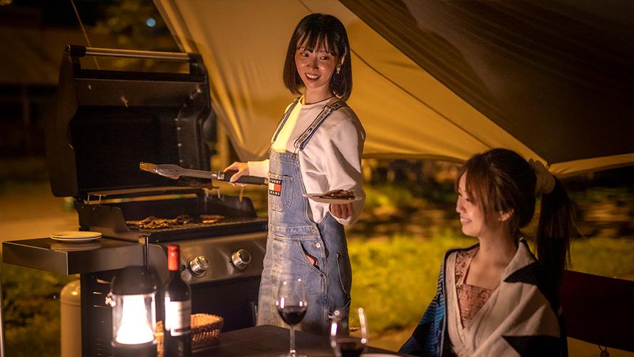 女性2人がBBQを楽しんでいる