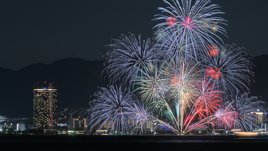 秋の夜空に打ちあがる花火を鑑賞