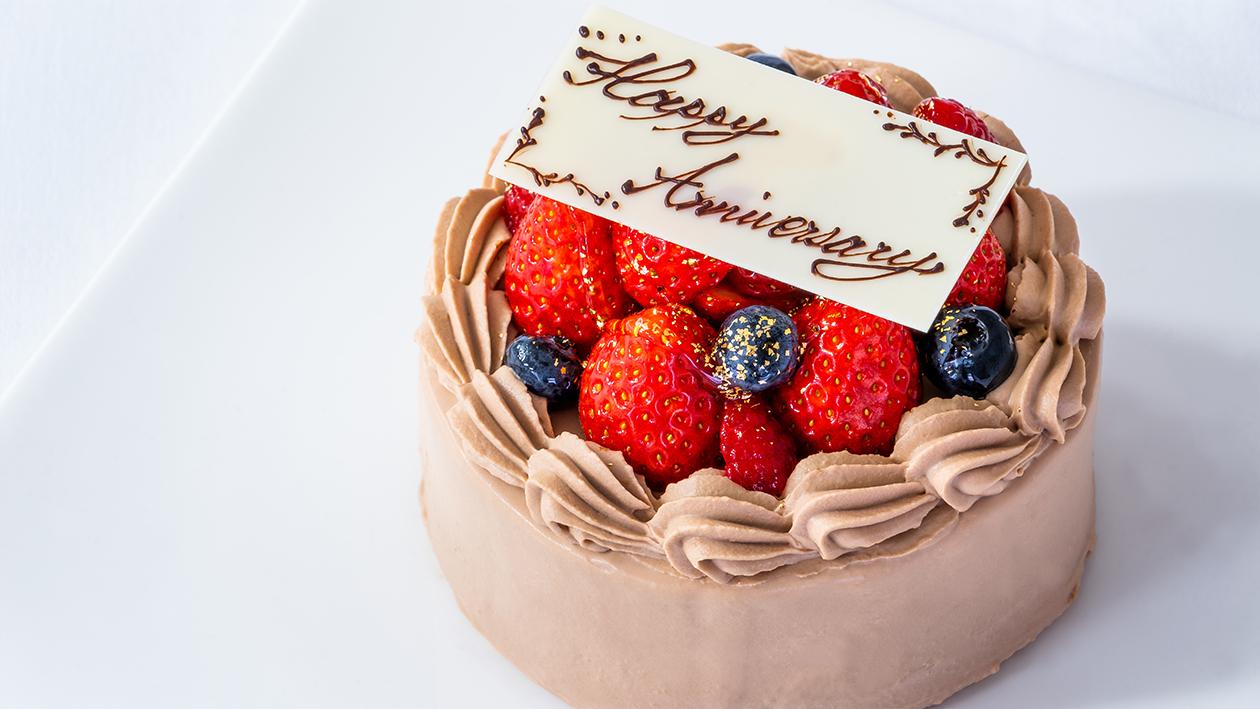 オプションでオーダーできる、メッセージプレート付きのいちごチョコレートケーキ。
