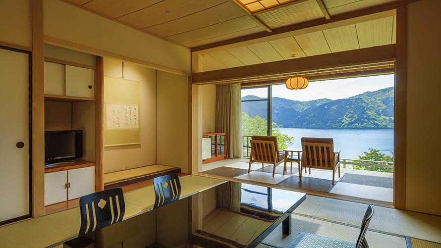 客室の大きなピクチャーウィンドーから望む芦ノ湖と周囲の山々の絶景