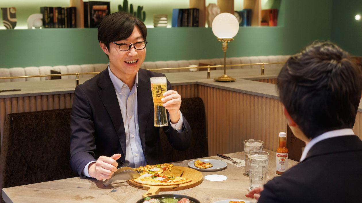 品川プリンスホテルのお食事やおみやげにも使える￥2,000分特典付きプランで会食する男性