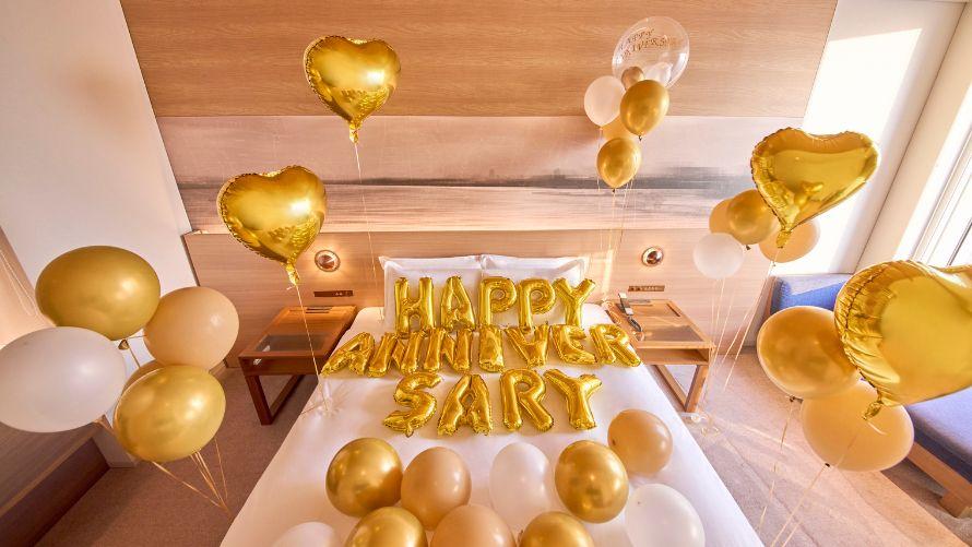 アニバーサリープラン。ゴールド系のバルーンとhappybirthdayの金の文字バルーン