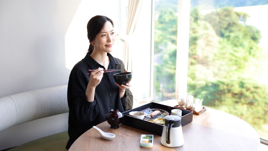 窓いっぱいに広がる多摩湖の景色とともに朝食時間