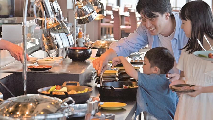 びわ湖を見渡す広々屋外プール＆ディナーブッフェ