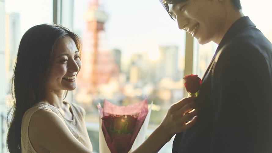 クリスマス、12本のバラの花束とともにプロポーズを。