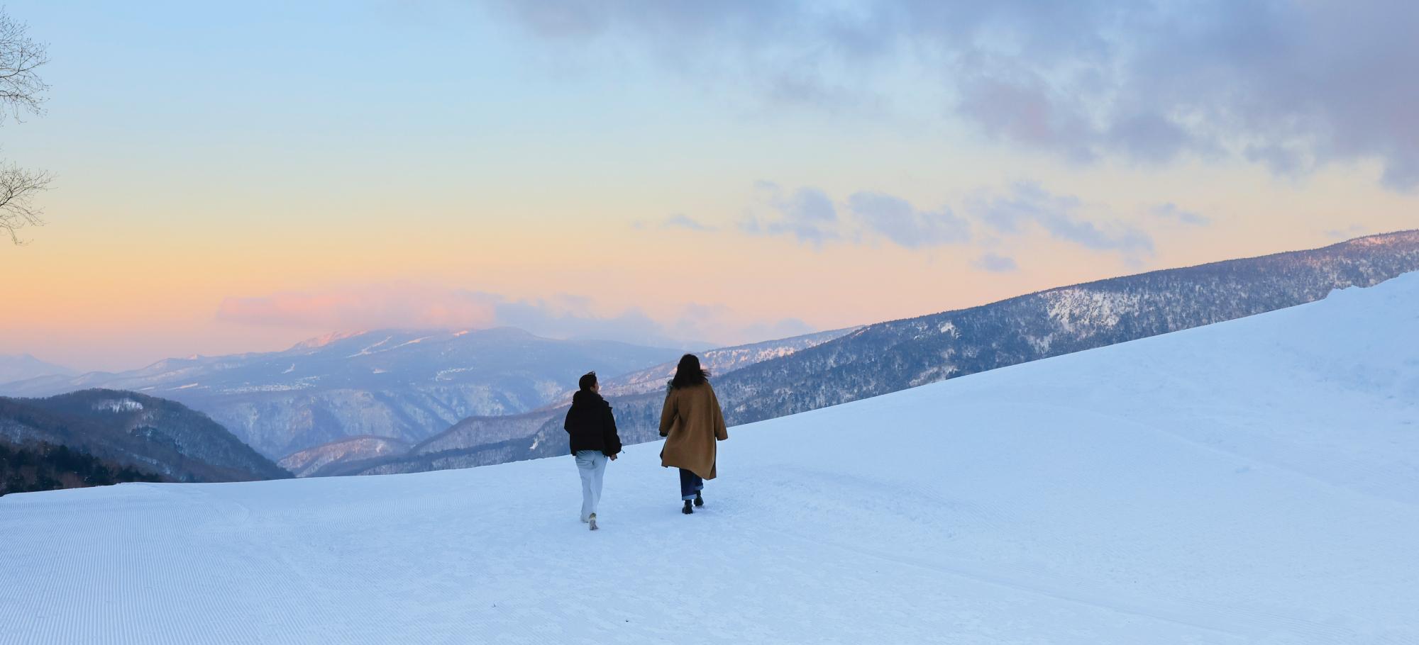 黄葉に包まれるホテル全景