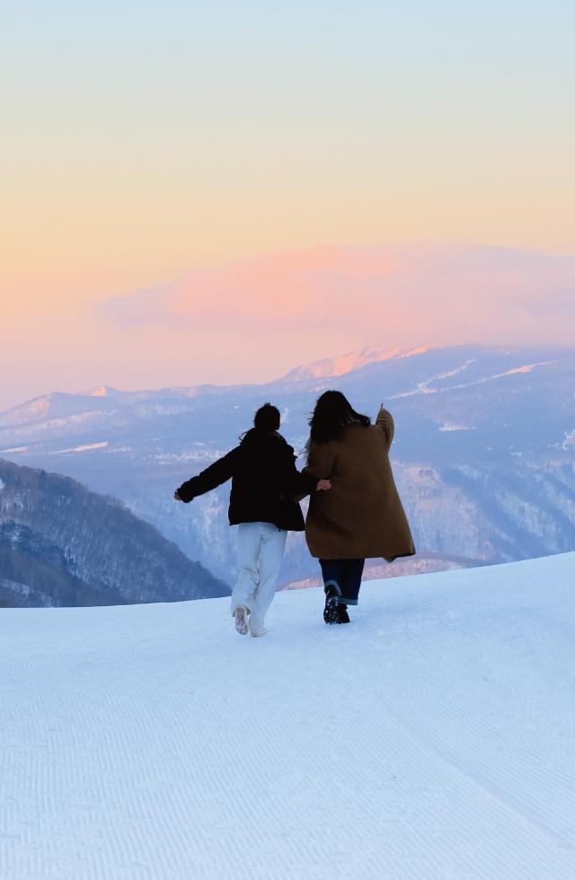 黄葉に包まれるホテル全景