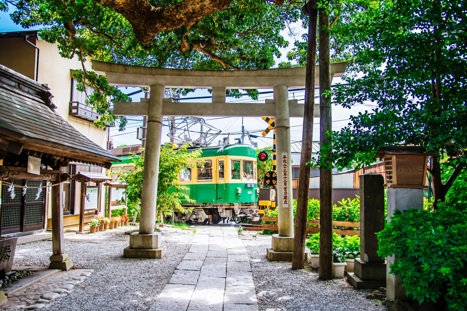 御霊神社の鳥居越しに見える江ノ電