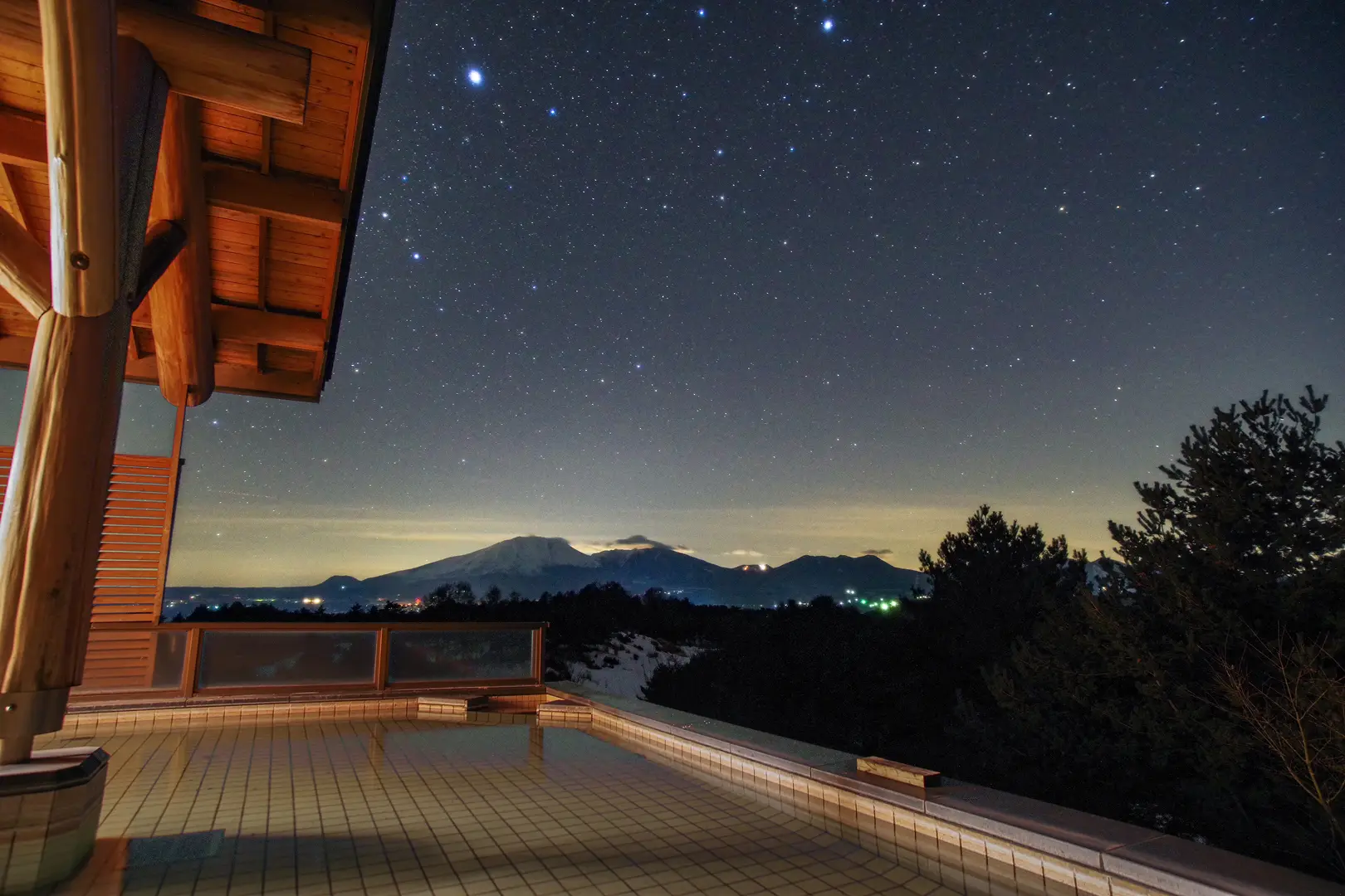 嬬恋プリンスホテル公式Webサイトより「夜空が見える露天風呂」