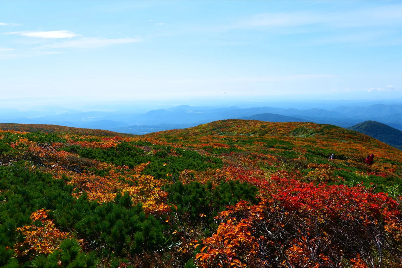 山頂から彼方の山並みや街並みを見渡すことができる