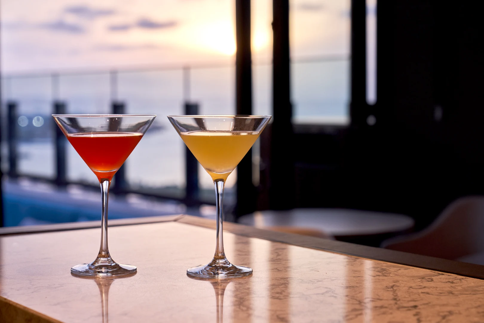 沖縄プリンスホテル オーシャンビューぎのわん公式Webサイトより「夕景を背にクラブラウンジで味わうカクテル」