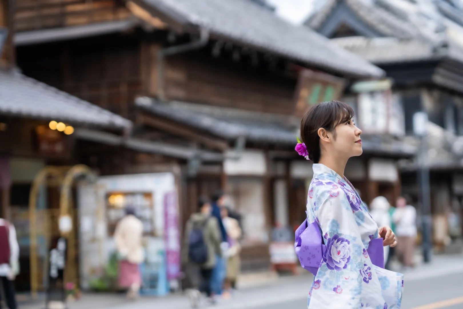 Q.「食べ歩き」って、本当に歩きながら食べていいの？