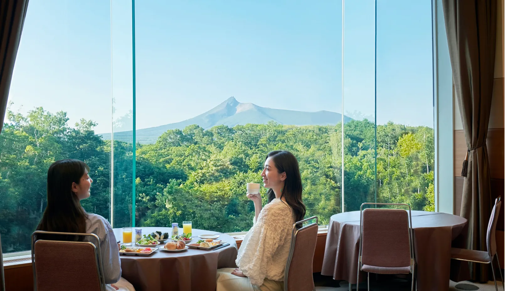 函館大沼プリンスホテル公式Webサイトより「駒ヶ岳を望むレストランでの朝食」