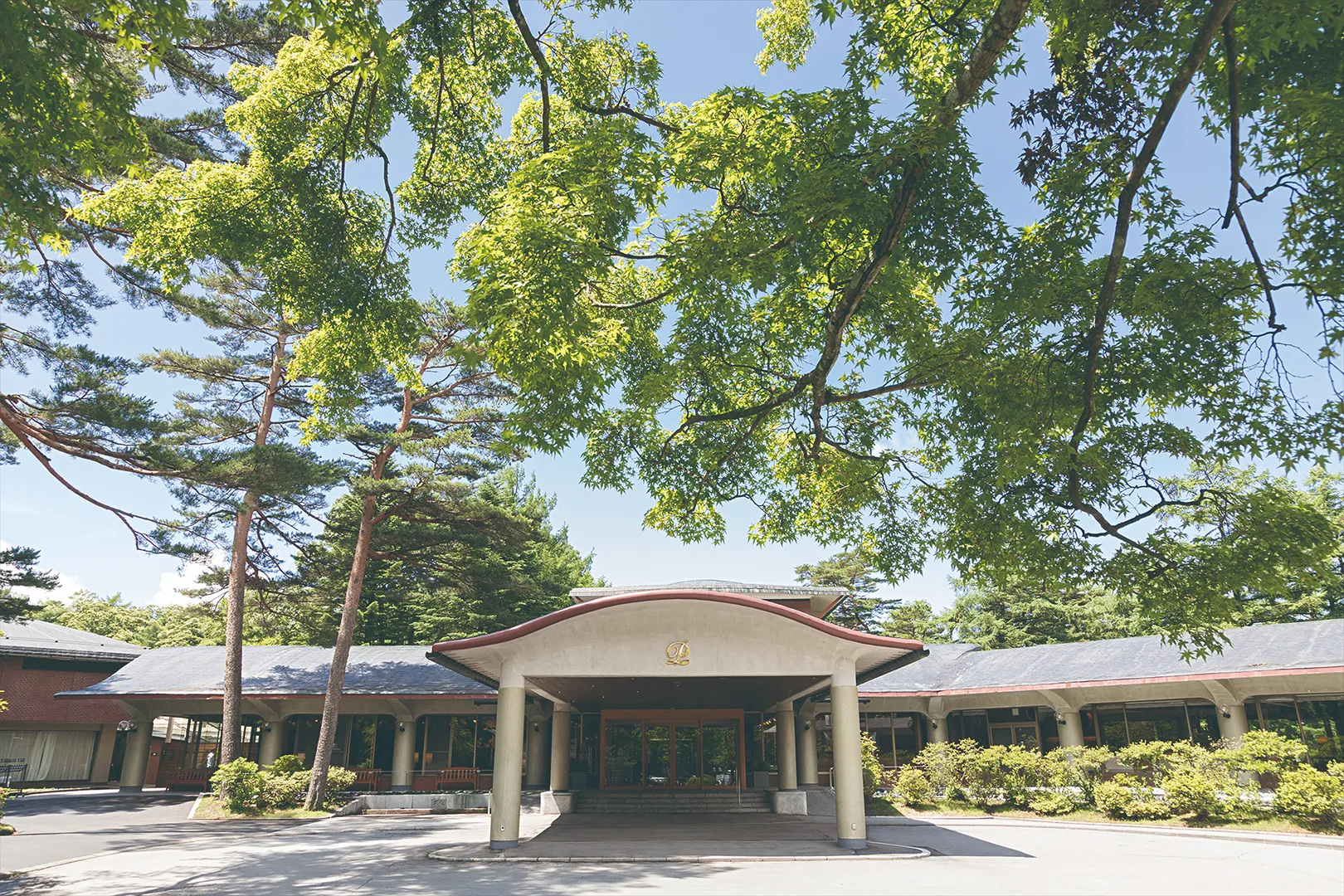 軽井沢プリンスホテル イースト公式Webサイトより「軽井沢プリンスホテル イースト外観」