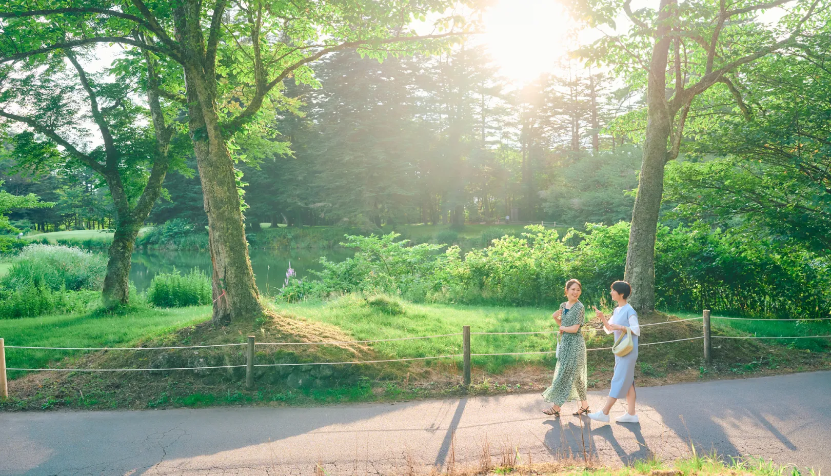 軽井沢プリンスホテル公式Webサイトより「夏の高原を散策する女性」
