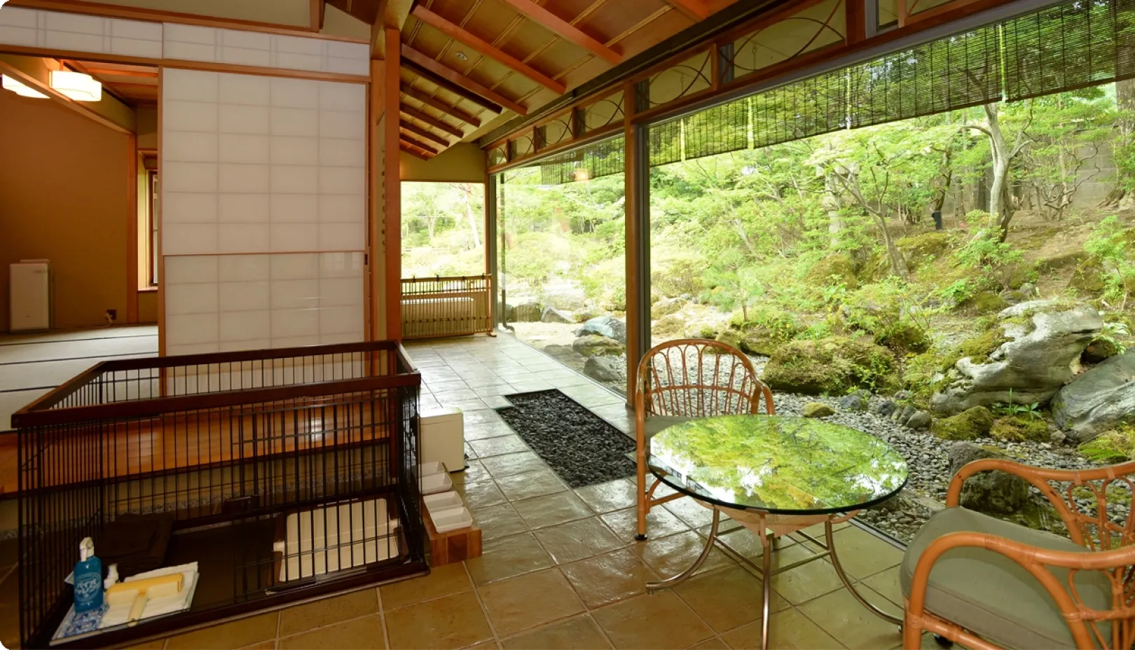 三養荘公式Webサイトより「愛犬同伴専用の離れから望む日本庭園」