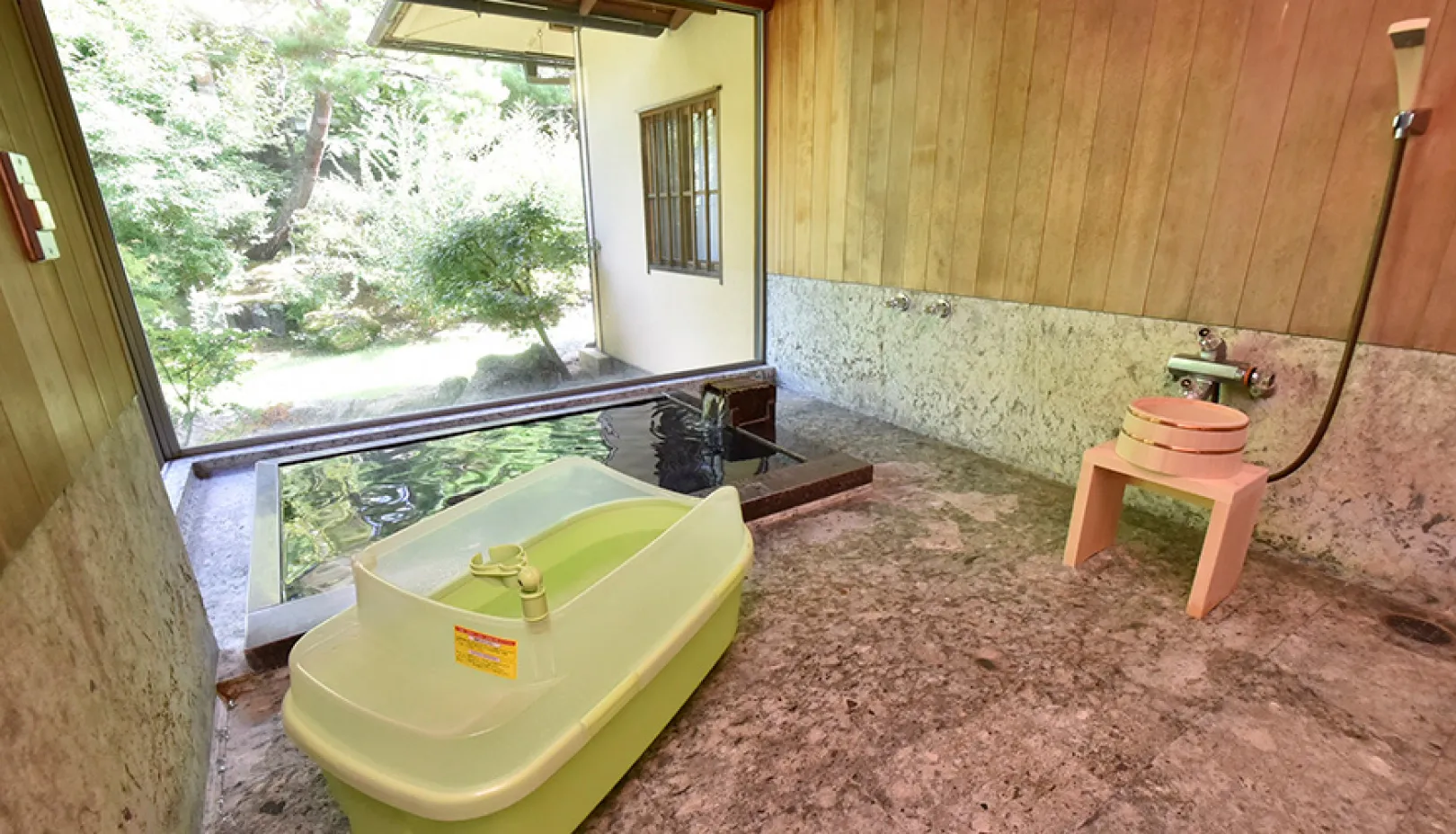 三養荘公式Webサイトより「専用坪庭を望む愛犬同伴客室」