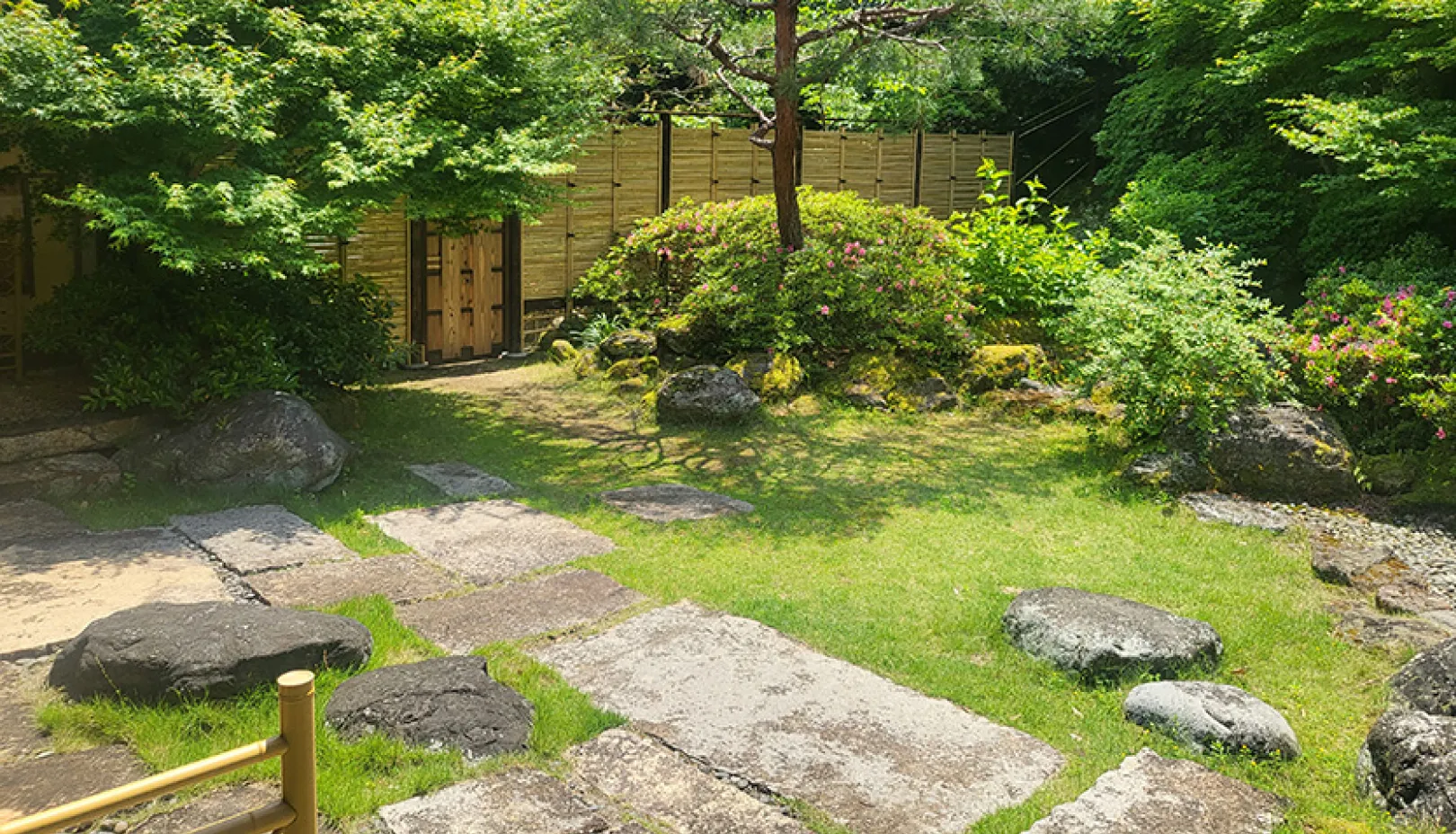 三養荘公式Webサイトより「ワンちゃん用バスタブを備えた客室温泉」