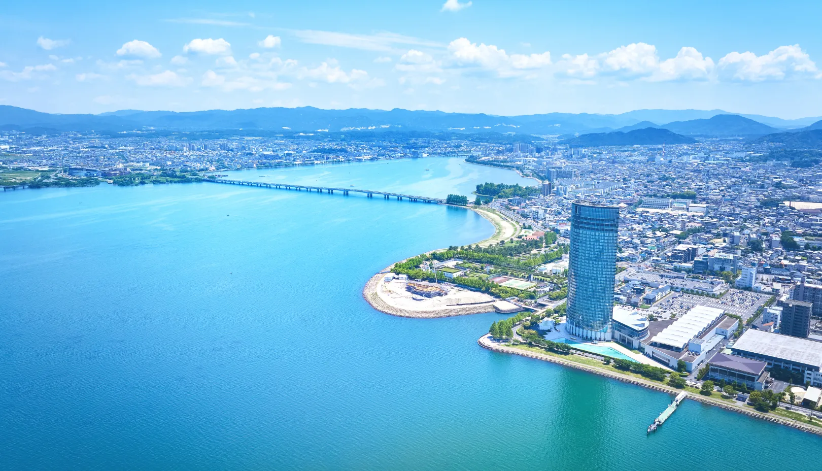 びわ湖大津プリンスホテル公式Webサイトより「琵琶湖のほとりに佇むランドマークホテルの外観」