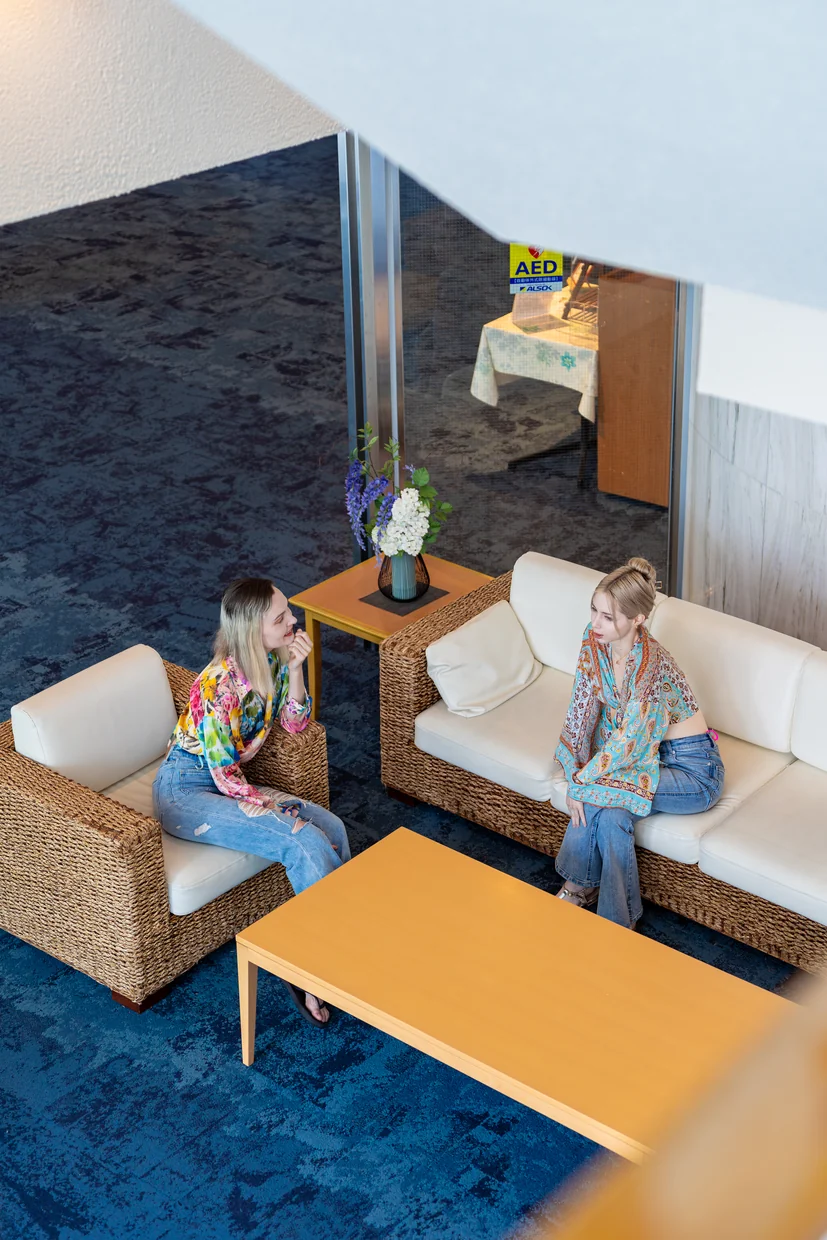 下田プリンスホテル公式Webサイトより「白と青を基調にした館内」