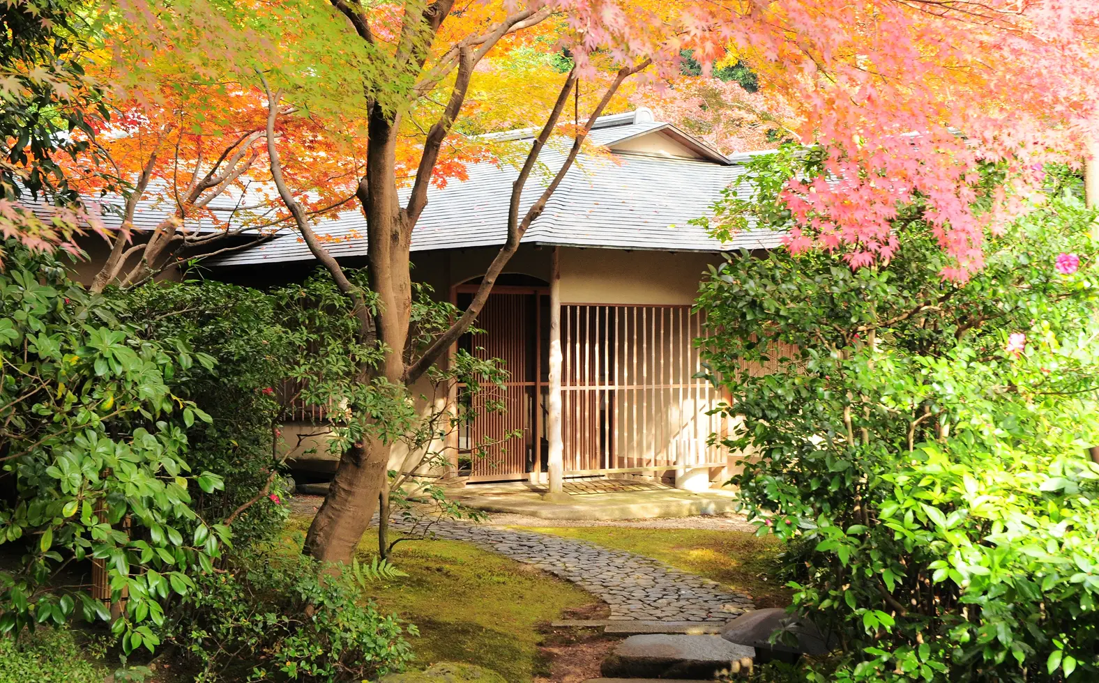 ザ・プリンス 京都宝ヶ池公式Webサイトより「日本庭園に建つ数寄屋造りの茶寮」