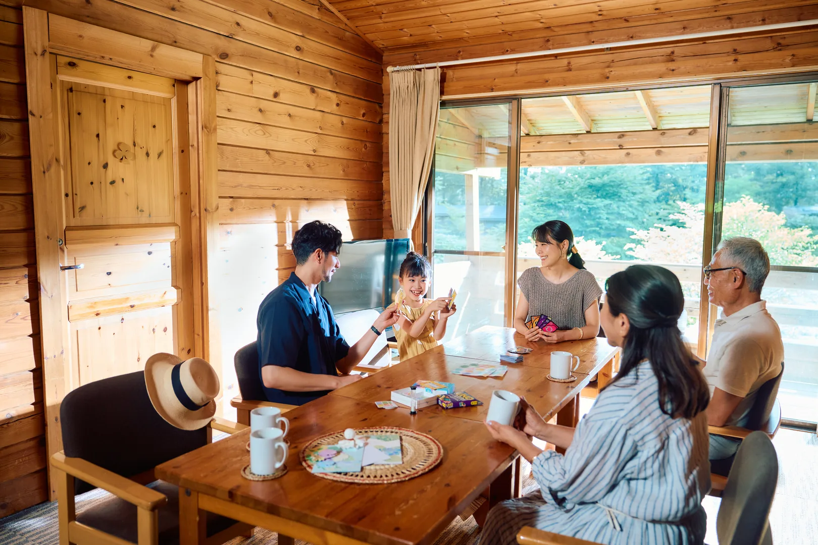 軽井沢プリンスホテル ウエスト公式Webサイトより「コテージで家族団らんのひととき」
