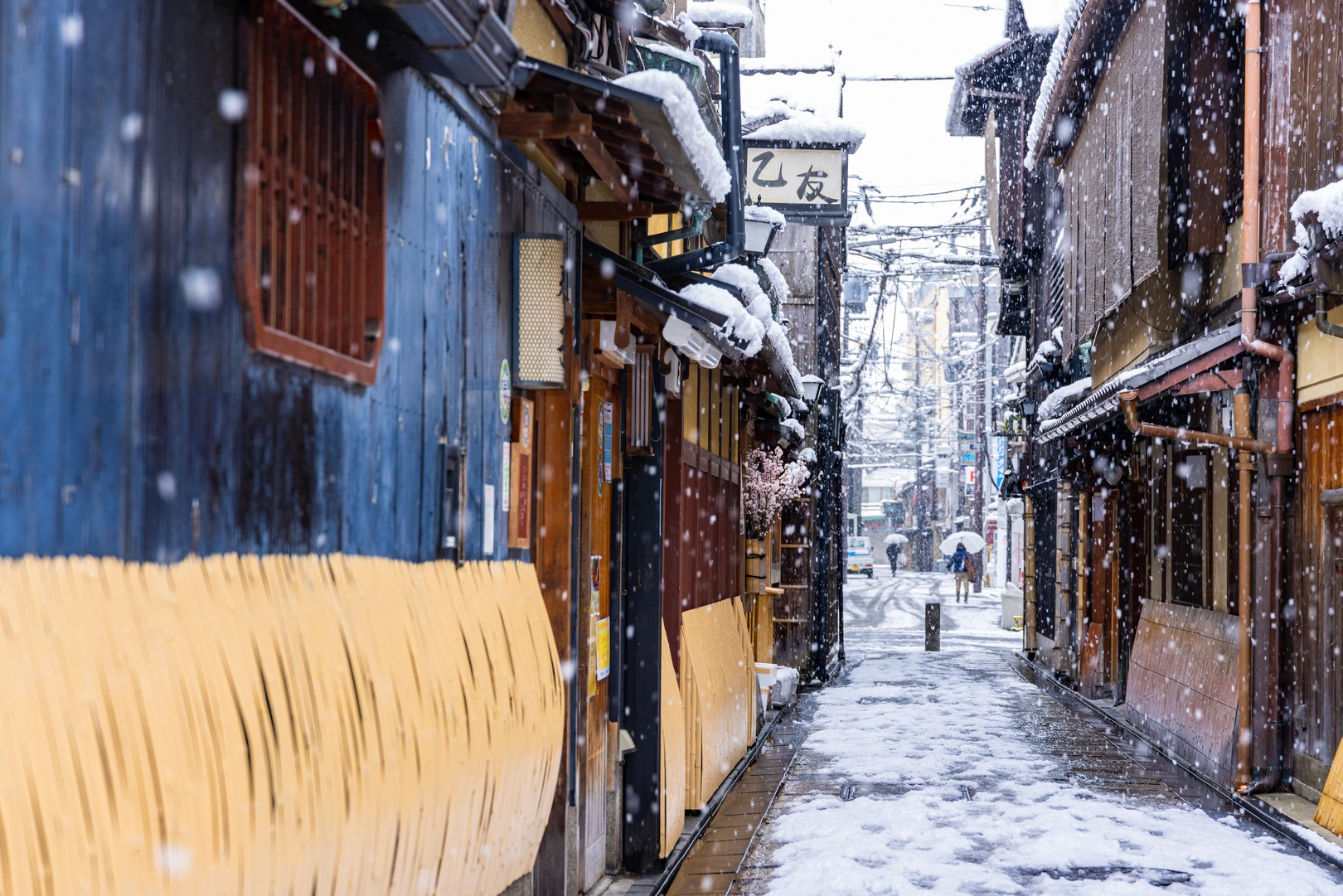 PIXTAより「雪化粧した京都・東山の町並み」