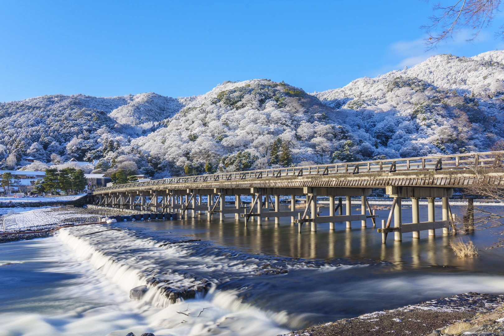 PIXTAより「雪化粧をした嵐山・渡月橋」