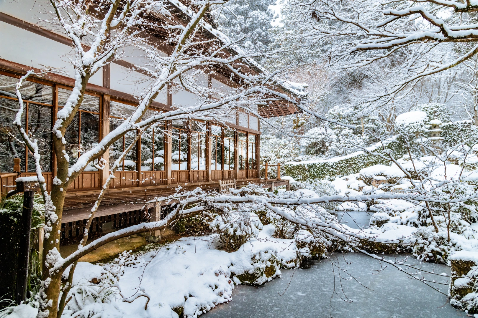 PIXTAより「雪の三千院 聚碧園」