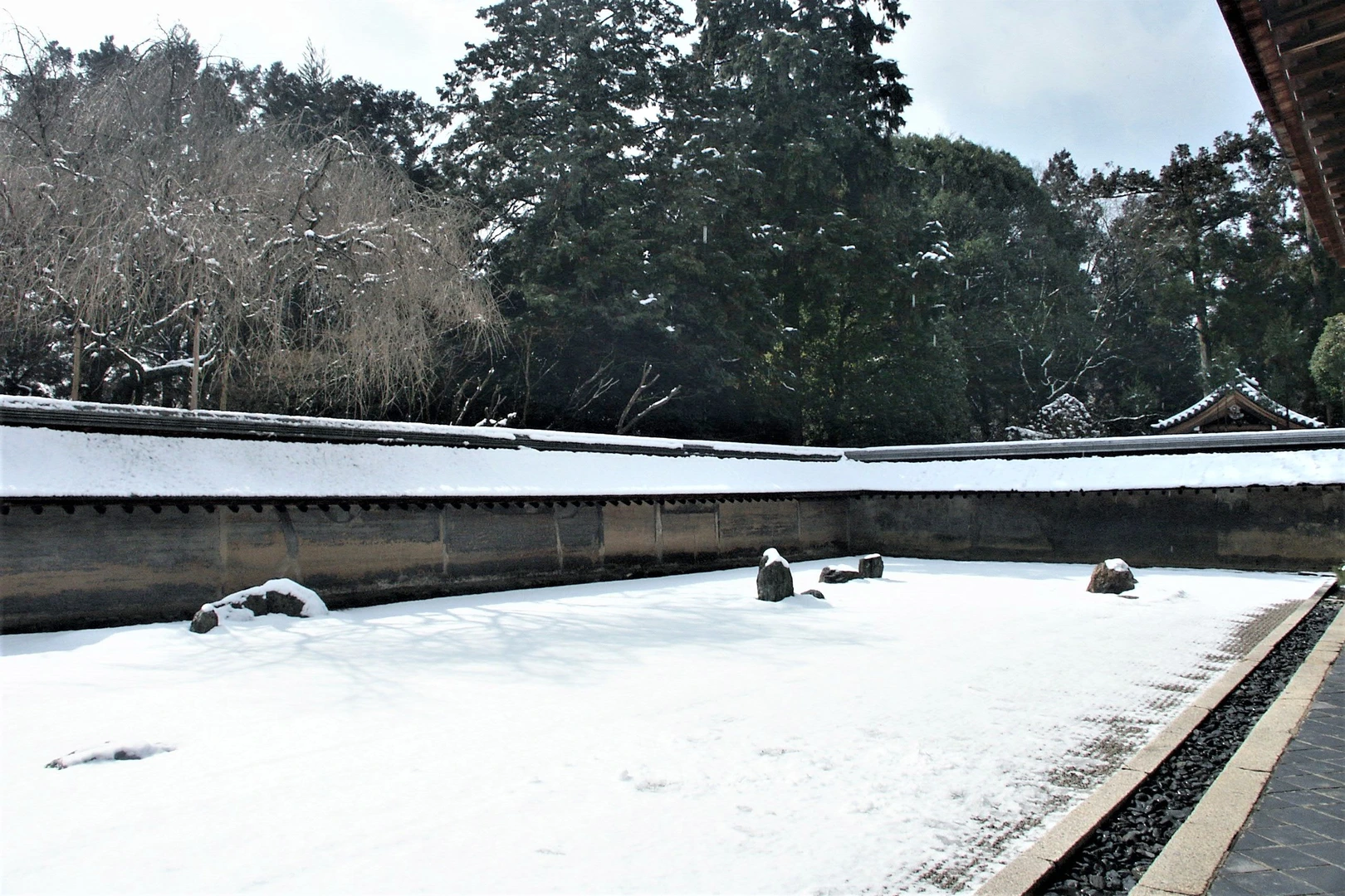 PIXTAより「雪化粧をした龍安寺の石庭」