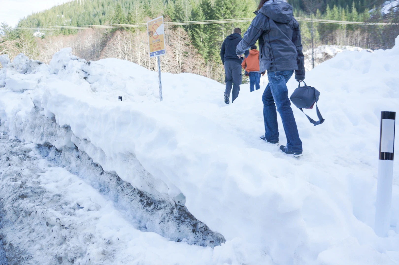 PIXTAより「雪道を歩く冬の装い」