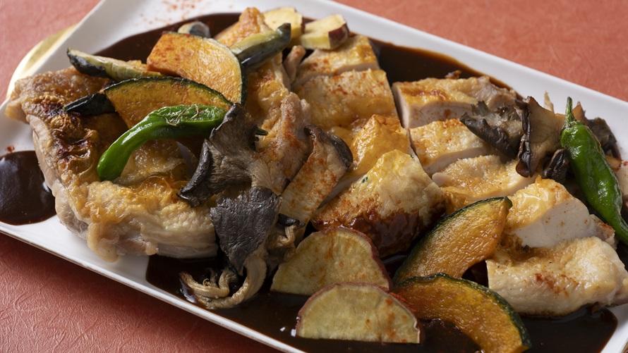 鶏腿肉のローストと秋野菜　レフォール風味の赤ワインソース　