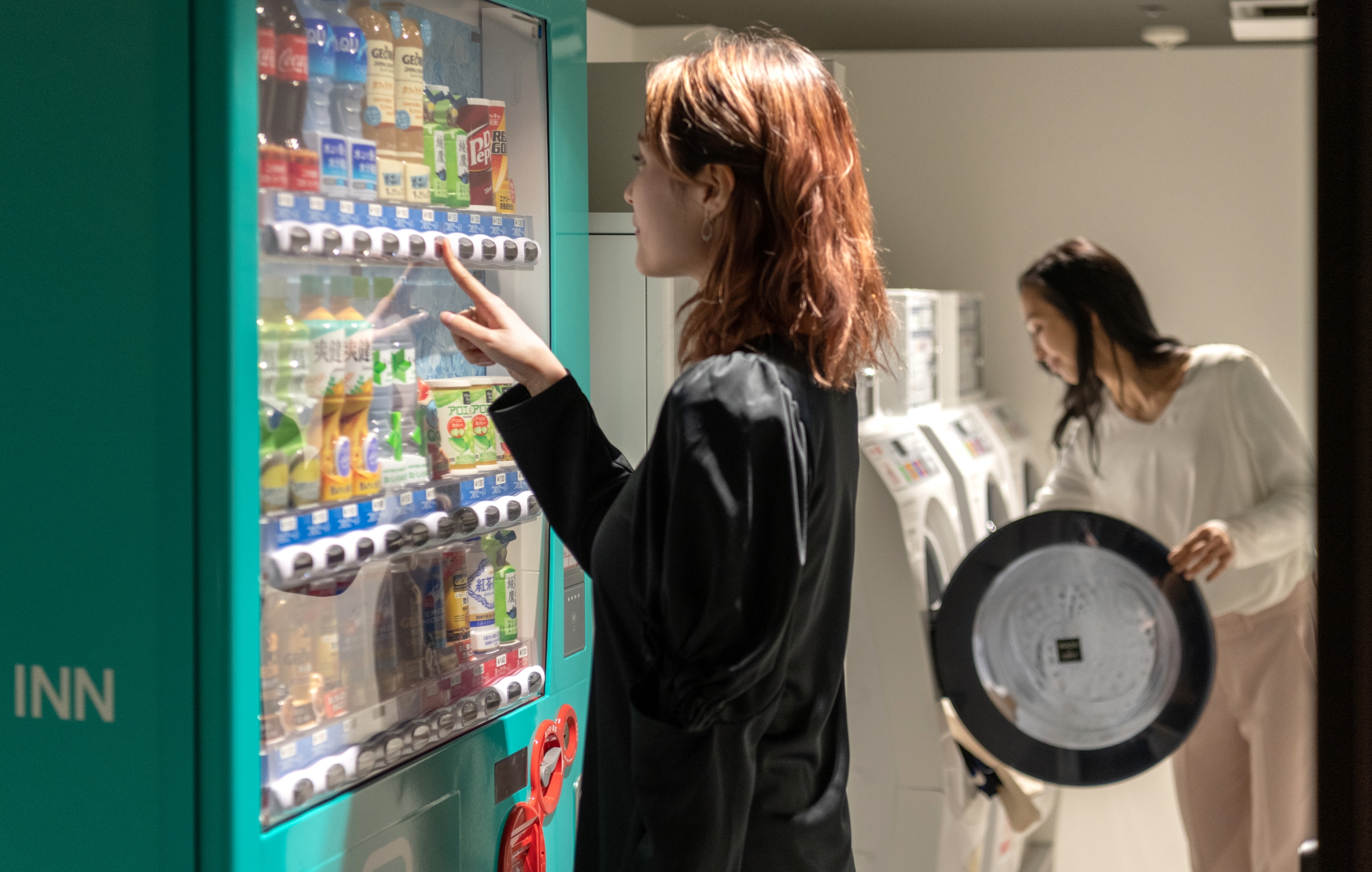 写真：ホテル内の電子レンジと自動販売機