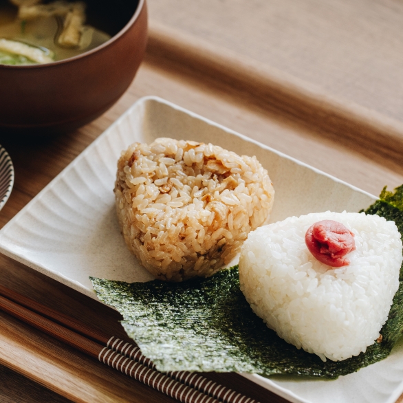 写真:おにぎりとお味噌汁