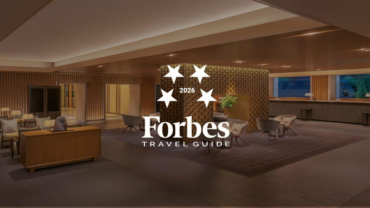 ザ・プリンスさくらタワー東京のロビー全景にForbes2026の四つ星のロゴが印字された写真。