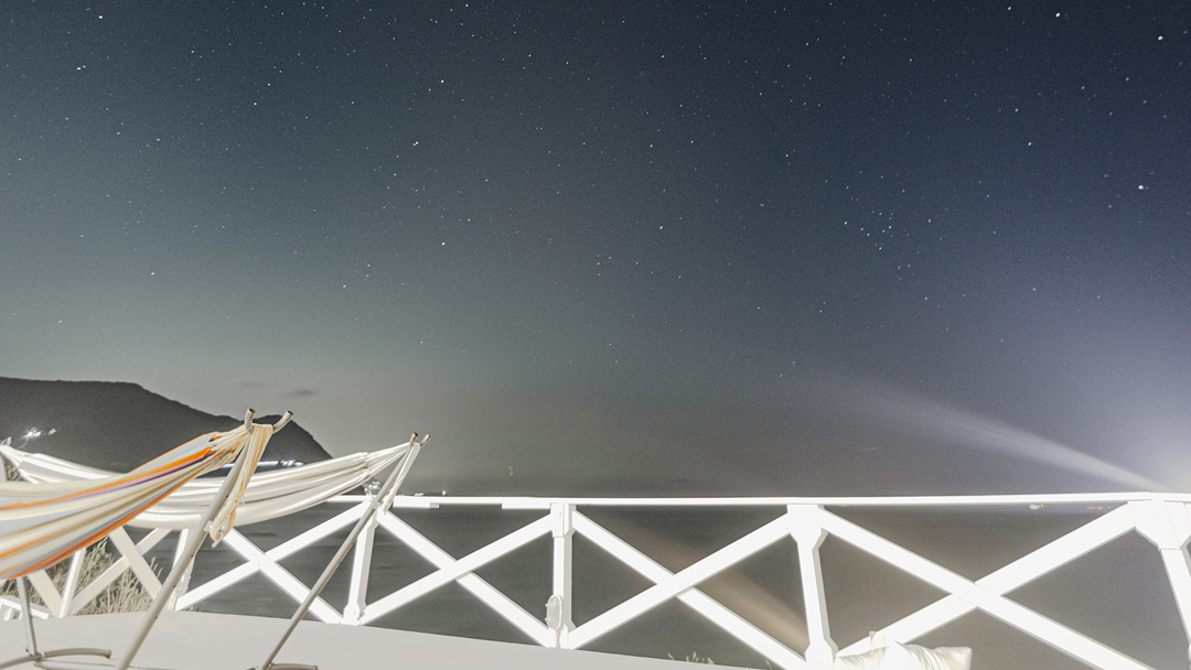 静寂の暗夜に輝く満天の星空　ハンモックから眺める流れ星