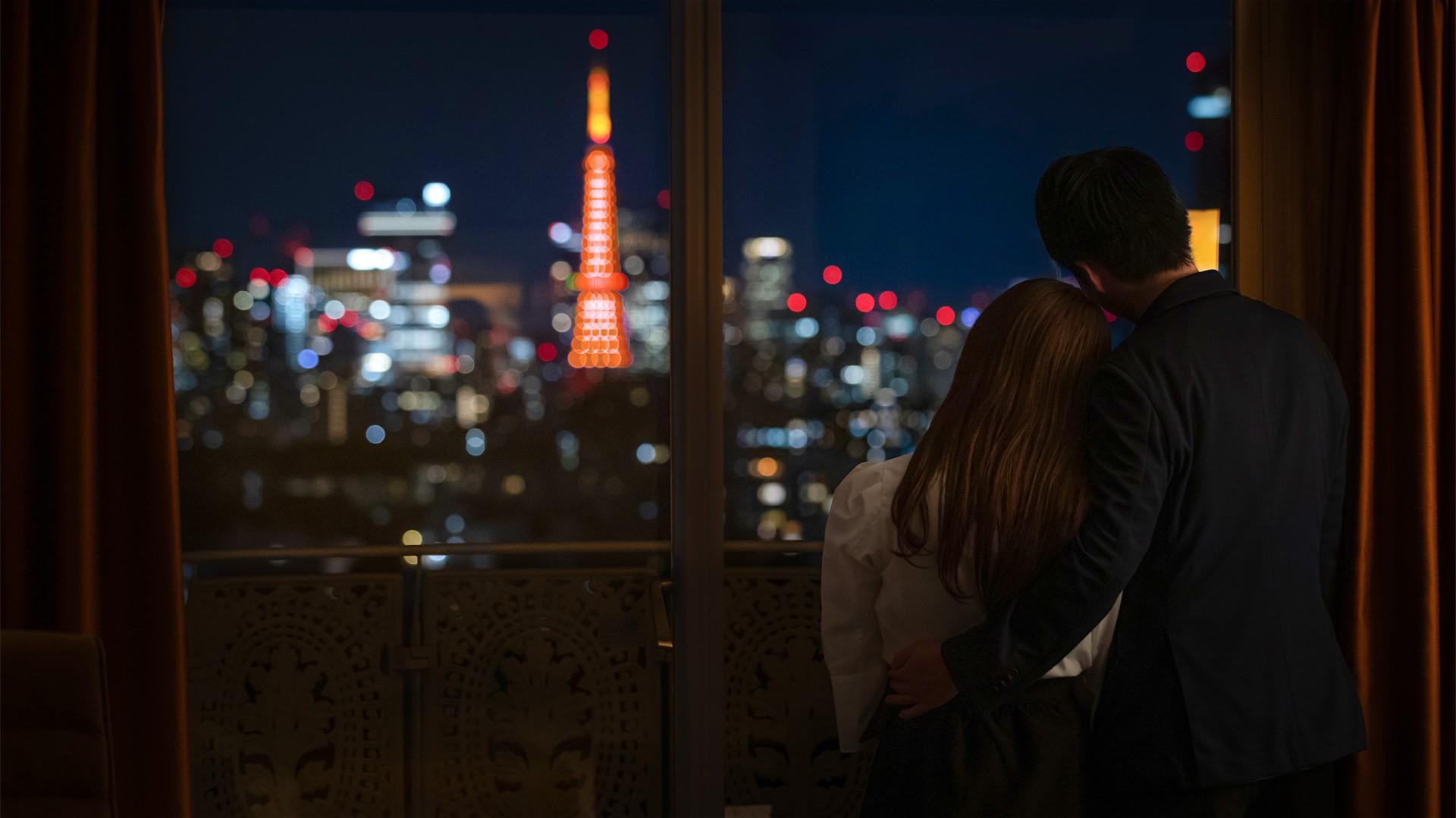 部屋の窓から、大切な人と寄り添いながら、夜の光輝く東京タワーを眺めている。
