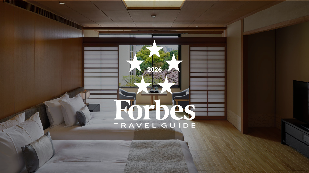 高輪 花香路客室、和室デラックススイートの画像にForbes2026のロゴ。